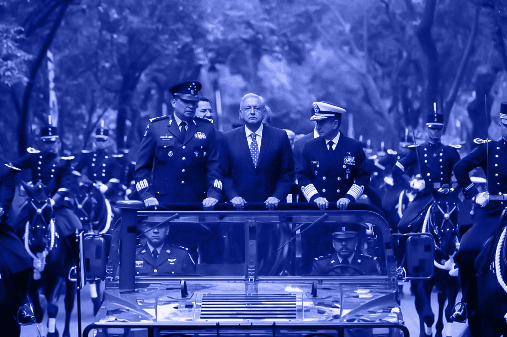 Amlo con ejército en desfile